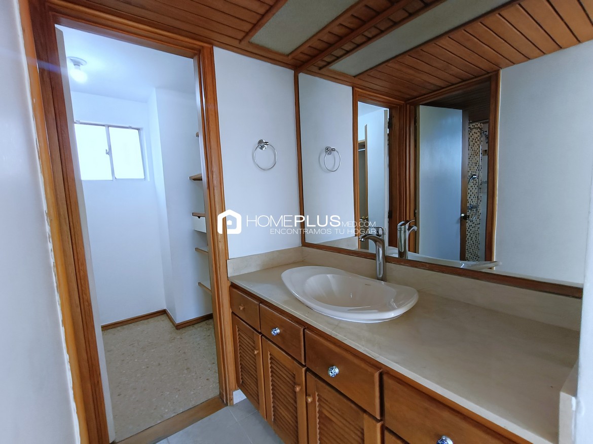 Apartamento En Arriendo En El Poblado, Milla De Oro. Asturias C206