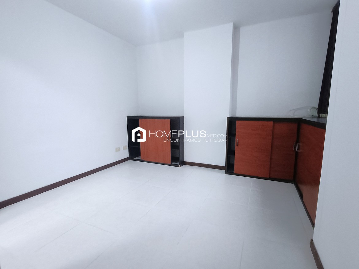 Venta de Apartamento en Envigado, El Dorado. Parque Mediterraneo Vacío V111