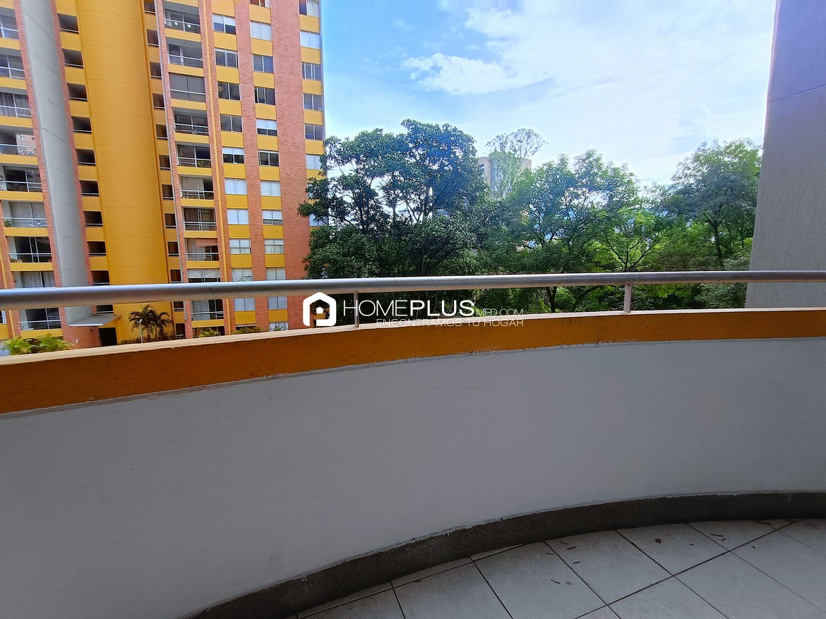 Apartamento En Arriendo En El Poblado, Milla De Oro. Plaza Oviedo. C216