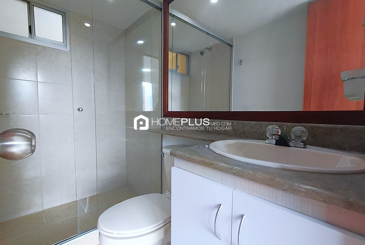 Apartamento En Arriendo En El Poblado, Milla De Oro. Plaza Oviedo. C217