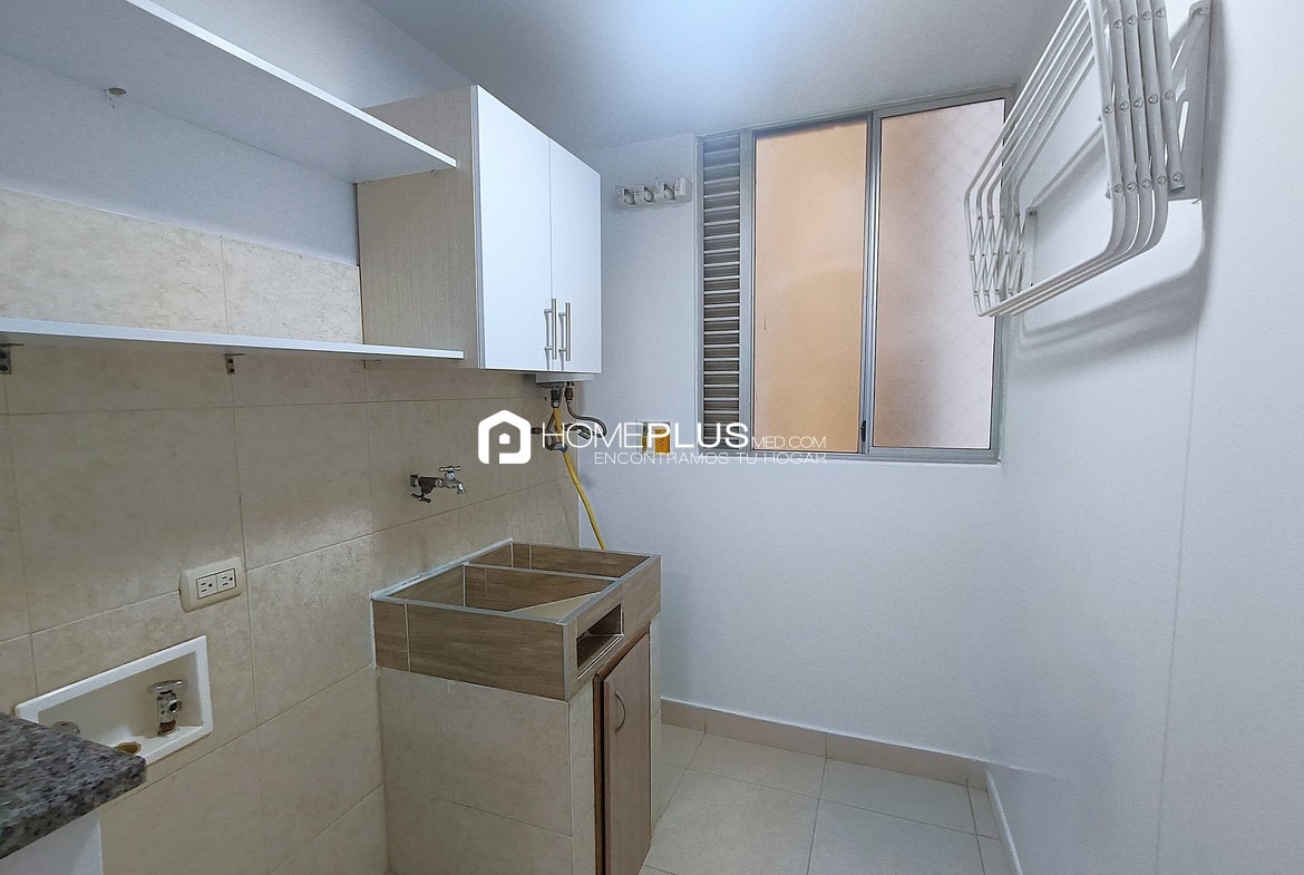Apartamento En Arriendo En El Poblado, Milla De Oro. Plaza Oviedo. C217