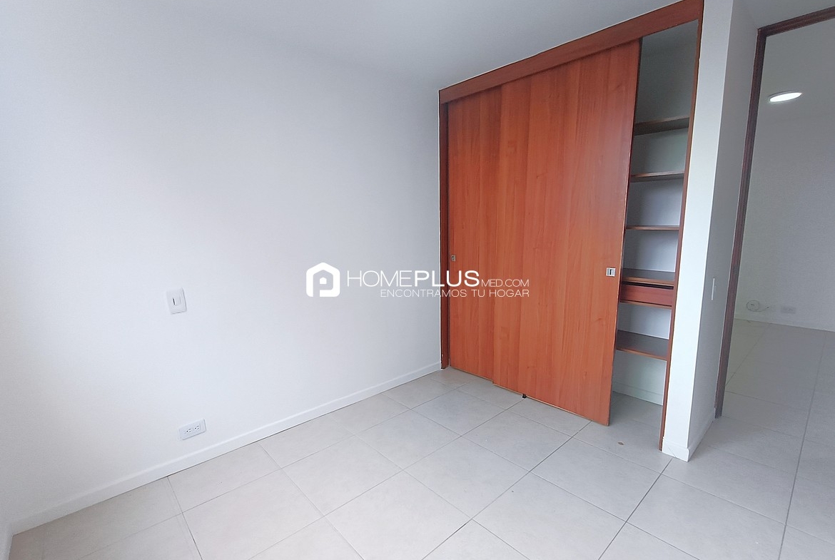 Apartamento En Arriendo En El Poblado, Milla De Oro. Plaza Oviedo. C217
