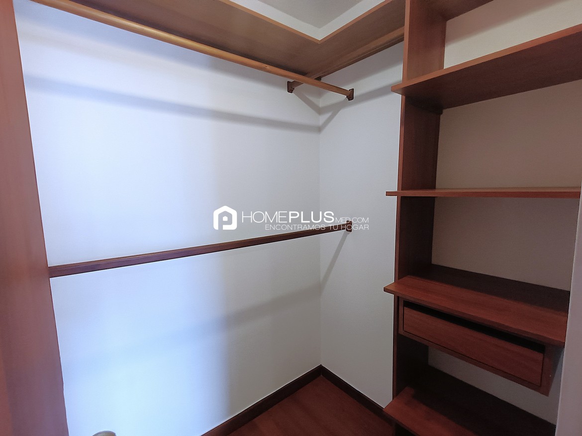 Apartamento En Arriendo En El Poblado, Milla De Oro. Plaza Oviedo. C218