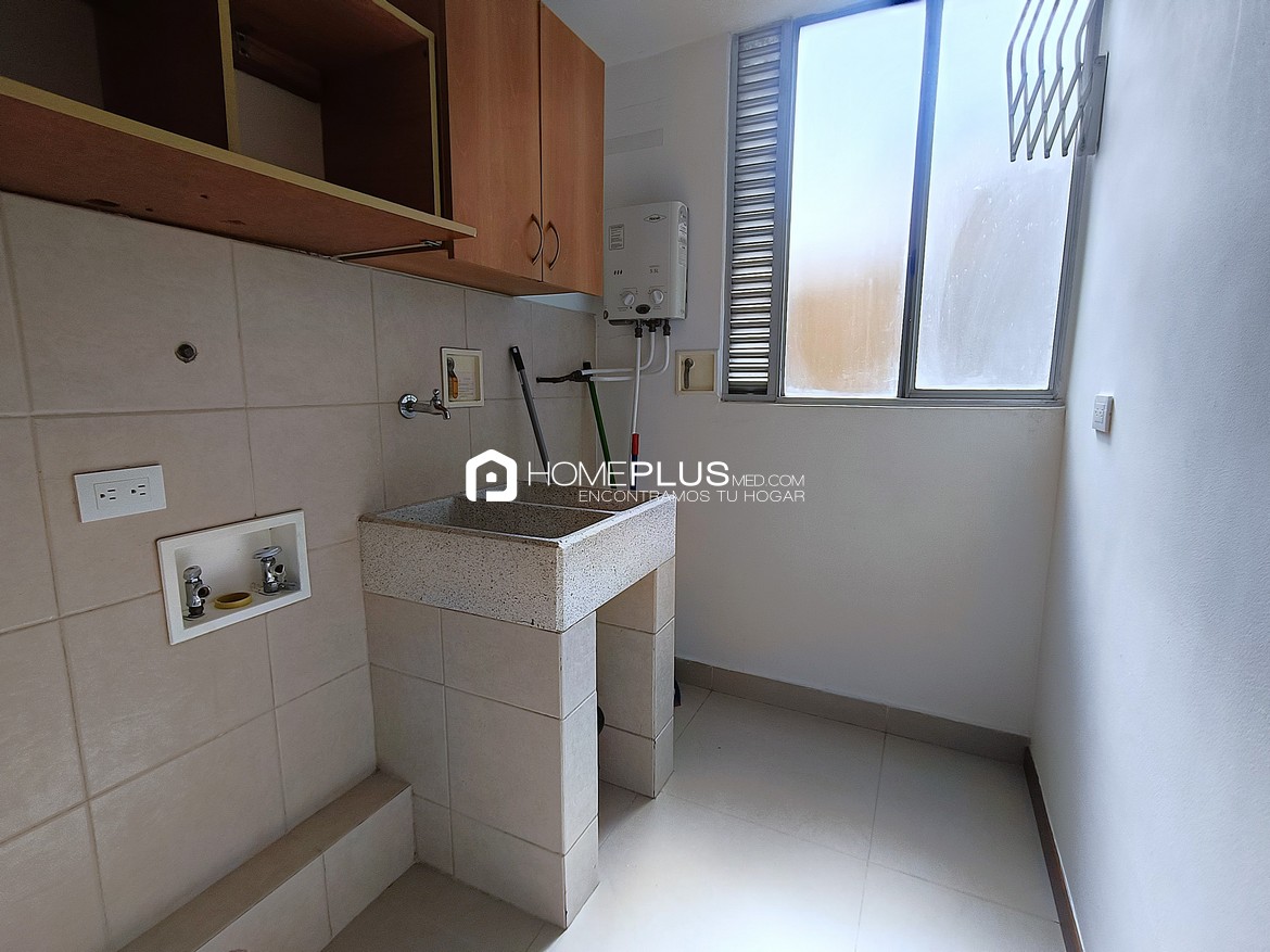 Apartamento En Arriendo En El Poblado, Milla De Oro. Plaza Oviedo. C218
