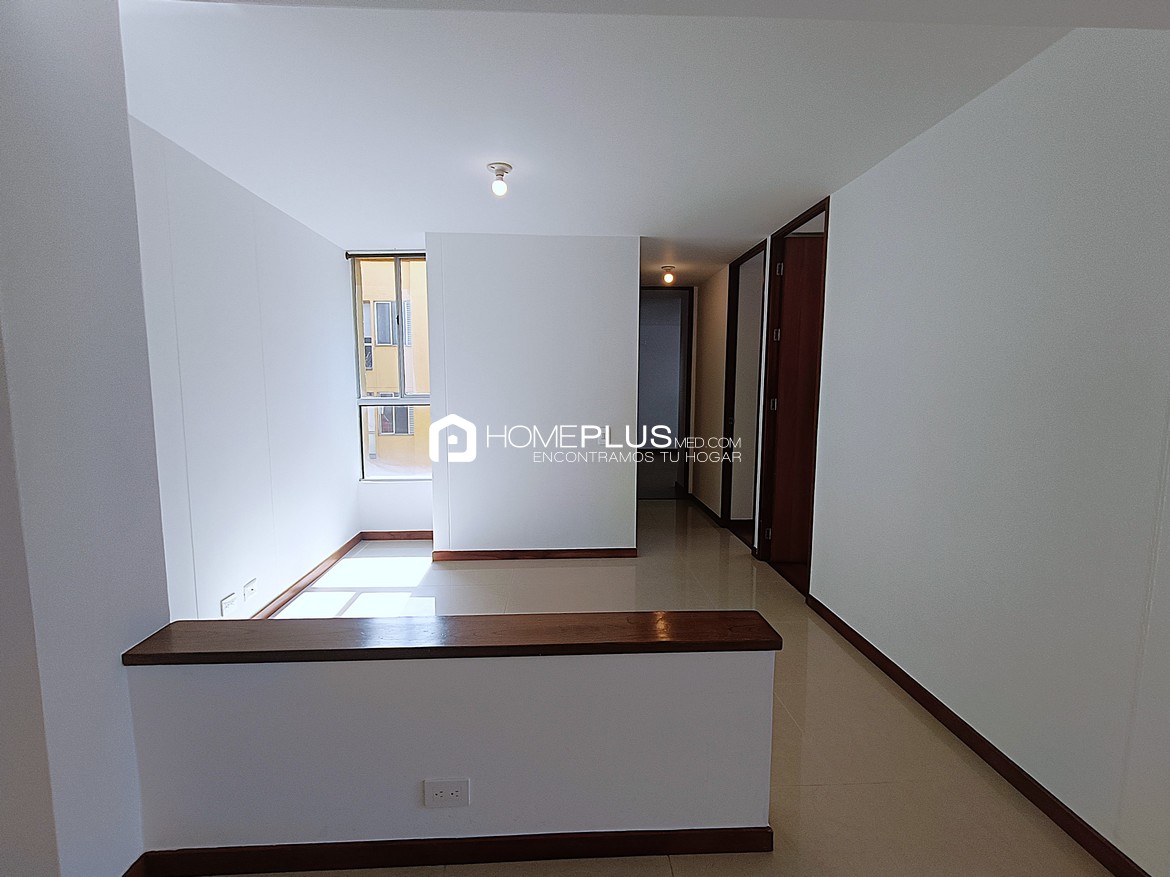 Apartamento En Arriendo En El Poblado, Milla De Oro. Plaza Oviedo. C218