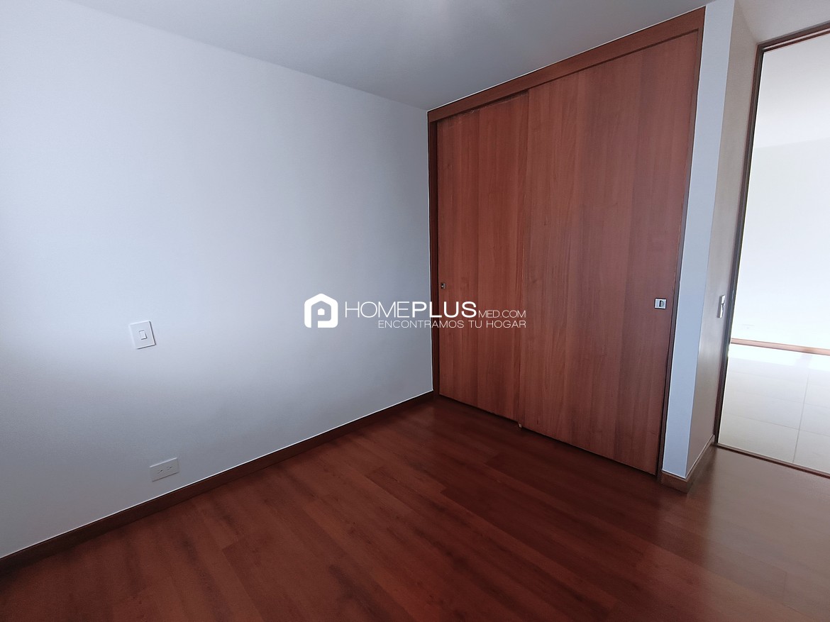 Apartamento En Arriendo En El Poblado, Milla De Oro. Plaza Oviedo. C218