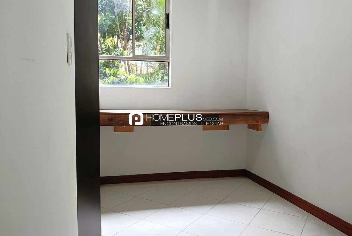 Apartamento En Arriendo En El Poblado, Los Balsos. Prados Del Castillo. C238