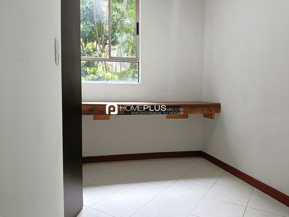 Apartamento En Arriendo En El Poblado, Los Balsos. Prados Del Castillo. C238